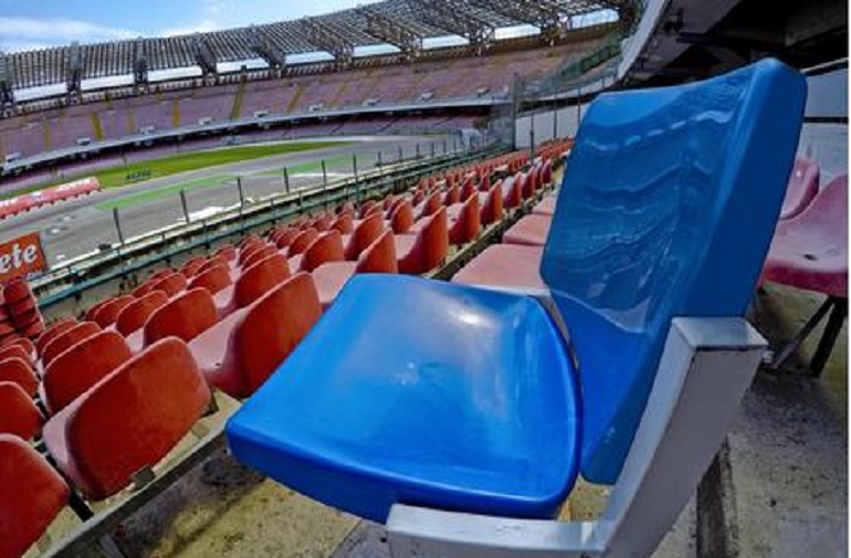 Napoli, i tifosi si rubano i seggiolini del San Paolo e poi li rivendono online a 150 euro (foto Ansa)