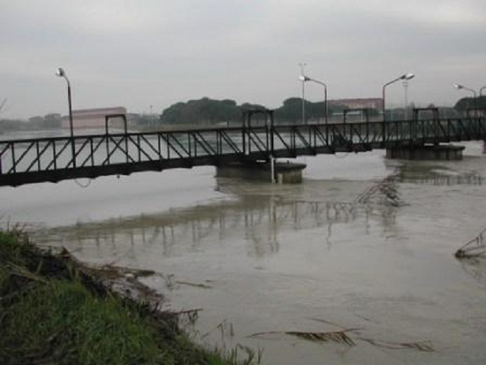 Maltempo Emilia Romagna: fiume lambisce binari, sospesa Bologna-Rimini. Secchia e Panaro sorvegliati