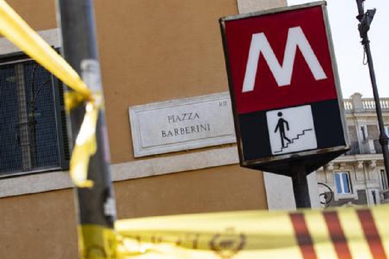 Roma, donna cade dalle scale mobili della fermata Torre Spaccata (foto d'archivio Ansa)