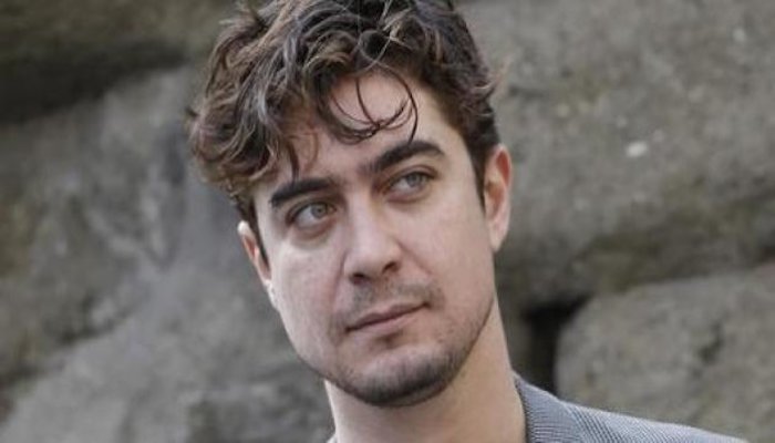 Riccardo Scamarcio si scontra col ciclista e perde la pazienza. Arriva la polizia