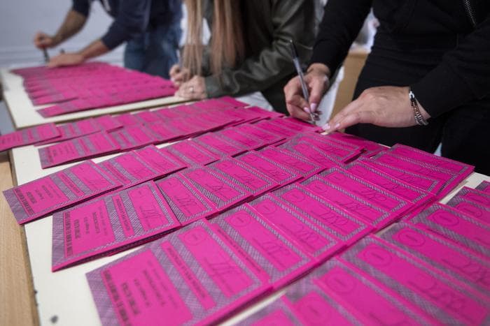 Voto italiani all'estero, il mondo alla rovescia: Pd al 32%, Salvini al 18. E Verdi al 10%