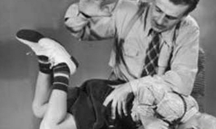 Galles vuole abolire le sberle ai figli per legge: è vietato in 54 Paesi