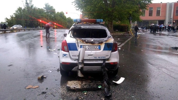 Coppa Italia, scontri e disordini all'esterno dell'Olimpico: a fuoco auto dei vigili urbani4