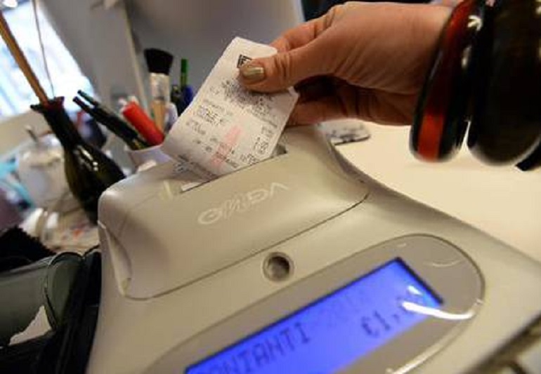 Scontrini online, l'elenco degli esonerati: idraulico, notai, benzinai... (foto Ansa)