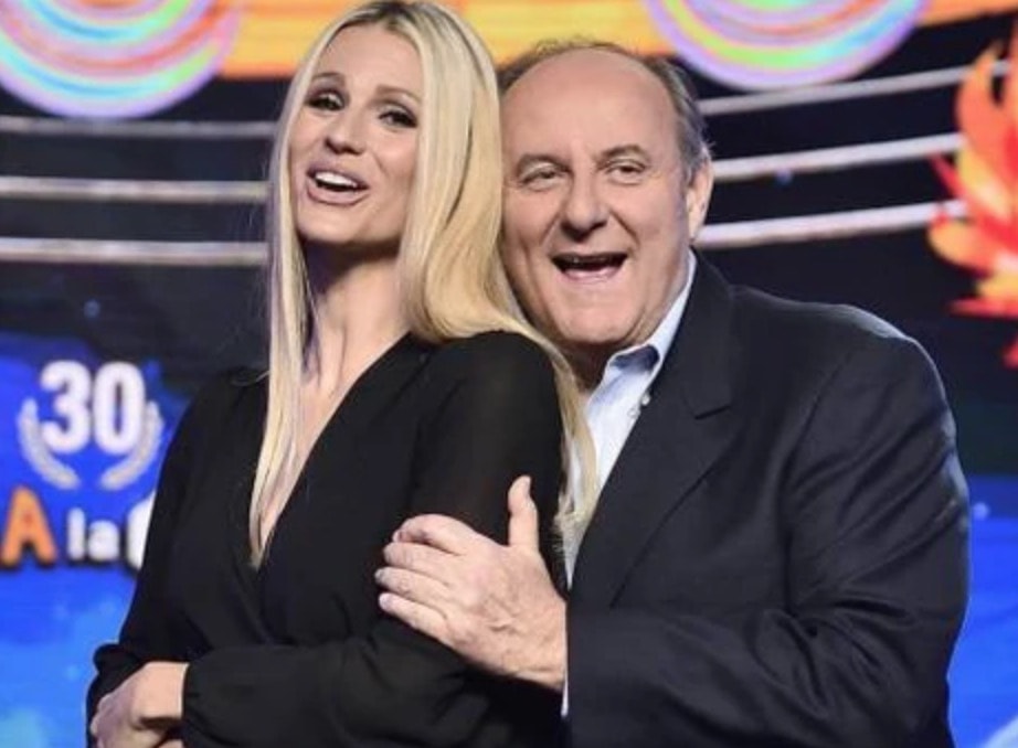 Caduta Libera, Gerry Scotti pronuncia male Pontedera: lo scivolone finisce a Striscia la Notizia