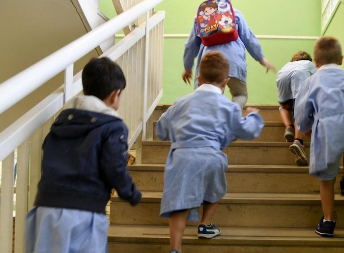 Milano, evacuati 160 bimbi da una scuola materna: c'è un forte odore di gas
