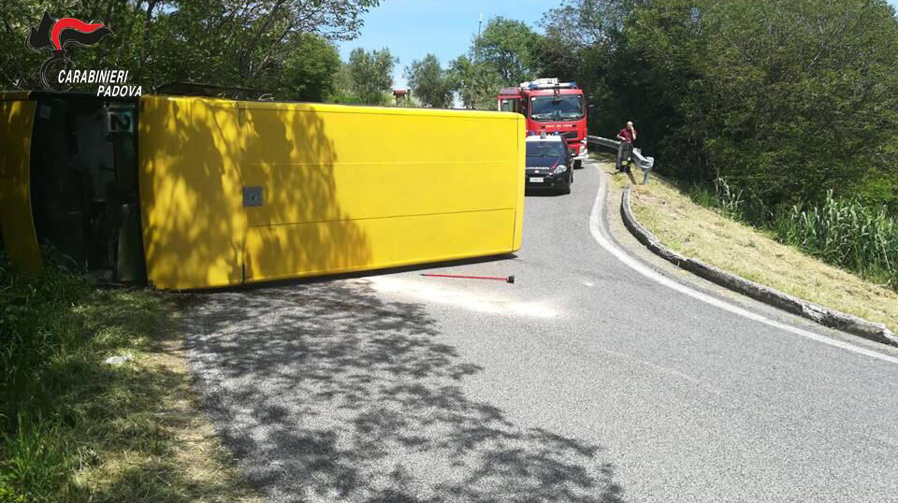 Padova, scuolabus si rovescia FOTO: feriti otto studenti. L'autista fugge, poi viene preso ed arrestato. Risulta positivo all'alcol