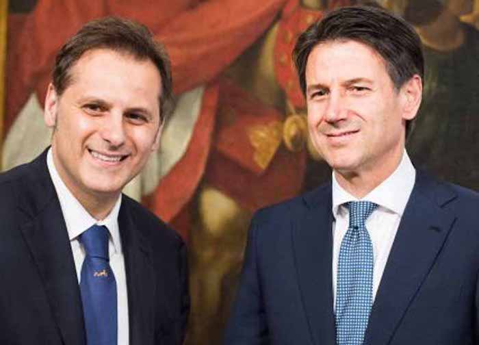 "Siri si deve dimettere". Conte lo scarica, lui aveva promesso: "Senza archiviazione, entro 15 giorni lascio"