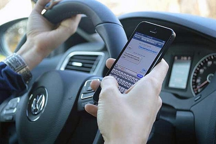 Codice della strada. Sosta su marciapiedi 2/4 punti in meno, smartphone mentre guidi 10 punti...Un milione di vigili in più e milioni di patenti ritirate?