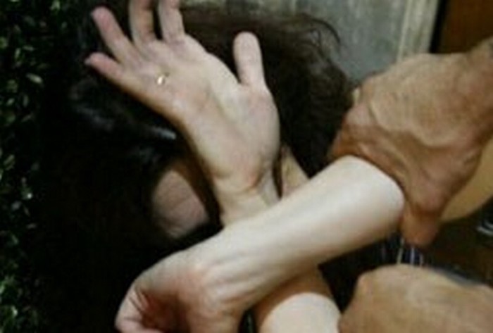 Bologna, calcio in faccia alla sorella per "rieducarla". Arrestato marocchino di 33 anni, non era la prima volta