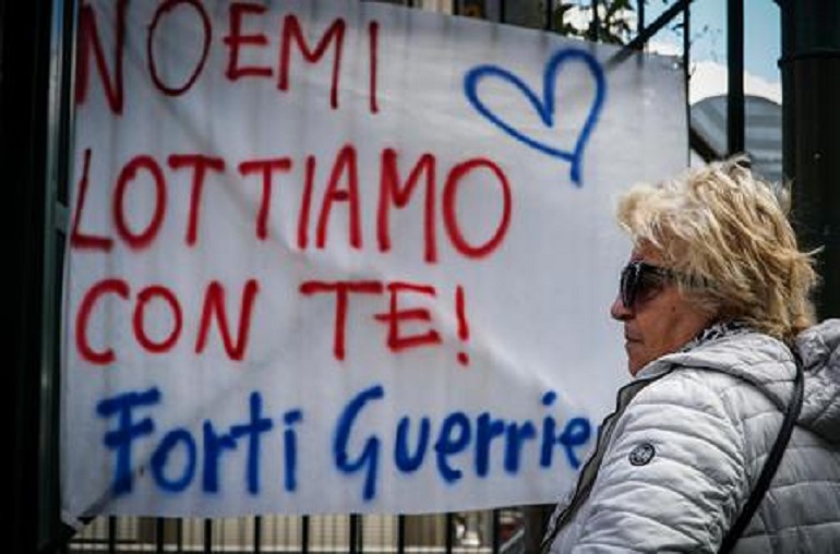 Sparatoria Napoli, Noemi è sveglia e ha iniziato ad alimentarsi (foto Ansa)