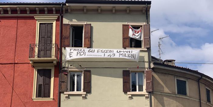 Salvini a Verona, altro striscione: "Prima gli essere umani e poi... i 49 milioni". Filmato ma non rimosso
