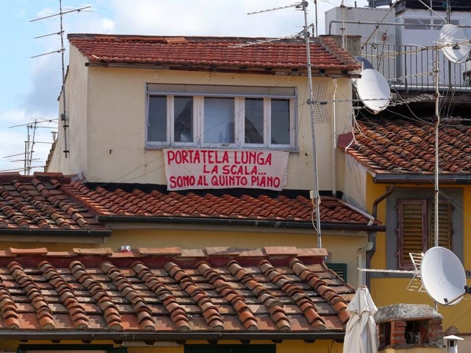 Firenze, lo striscione per Salvini: "Portala lunga la scala. Sono al quinto piano"