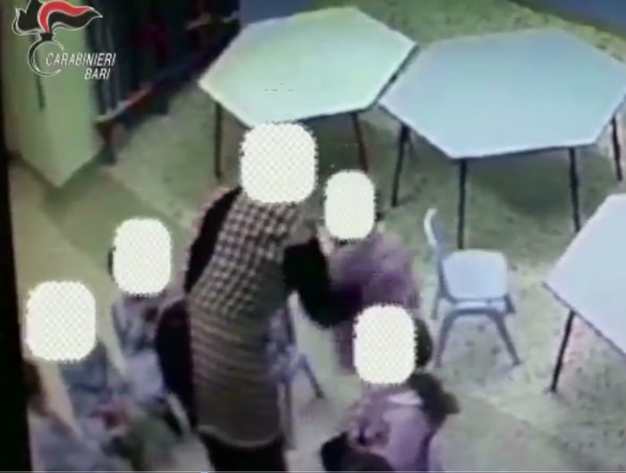 Telecamere ossessione: scuole, ospizi, cortili... Poi chi le guarda?