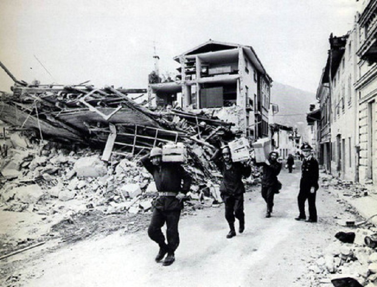 Terremoto Friuli 1976, cerca una bimba conosciuta in ospedale: "Aveva perso tutti" (foto Ansa)