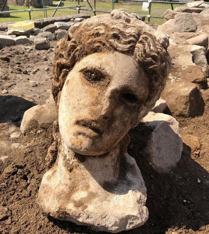 Roma: scavi in via Alessandrina, salta fuori la testa di una dea. Bellissima e intatta