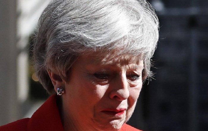 Exit Theresa May: si dimette in lacrime mentre il popolo vota per una Ue che aveva schifato