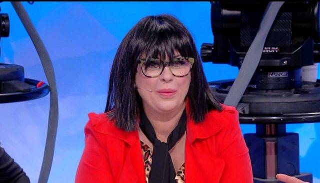 uomini e donne tina parrucca