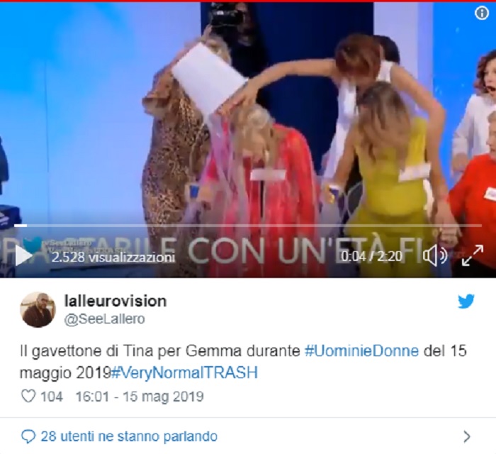 Uomini e Donne: Tina Cipollari, secchio d'acqua addosso a Gemma Galgani