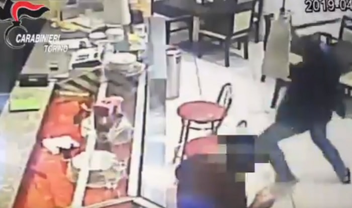 torino allontanato bastonate