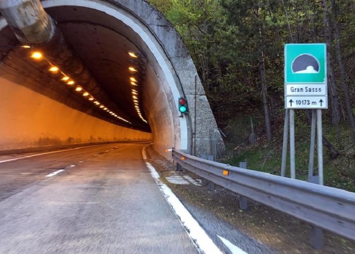 Traforo Gran Sasso chiuso? Italia centrale sarà divisa in due dal 19 maggio, a meno che...