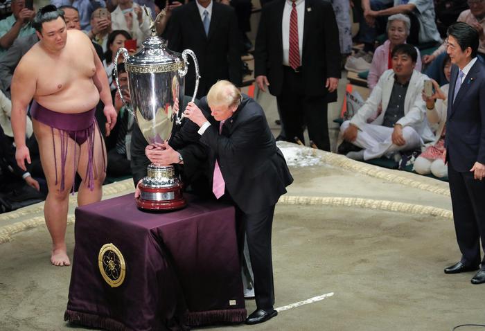 trump premia lottatore sumo