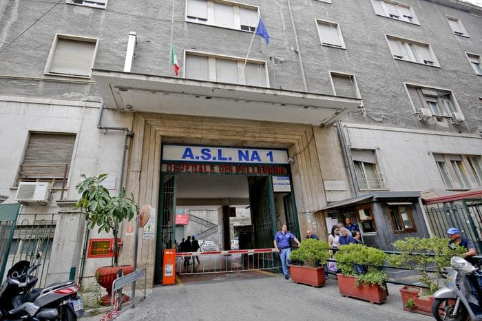 Napoli, sfiorato un altro caso Noemi: agguato di camorra in ospedale, spari al Vecchio Pellegrini