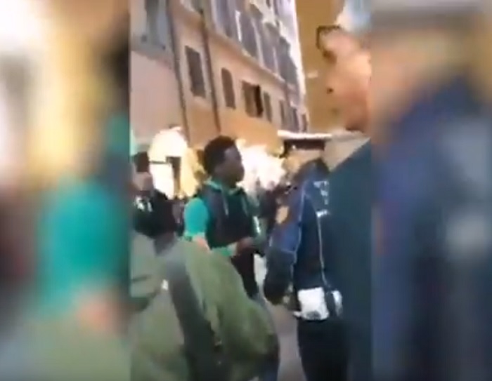 venditore abusivo vigile