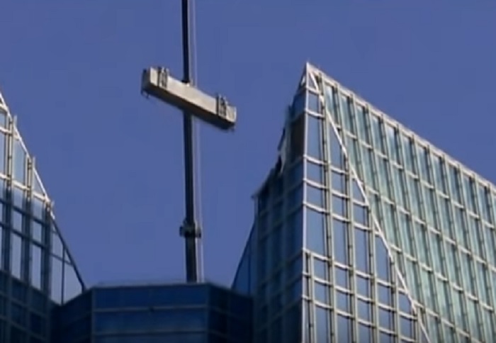 Oklahoma City, lavavetri sospesi al 50esimo piano di un grattacielo per il forte vento