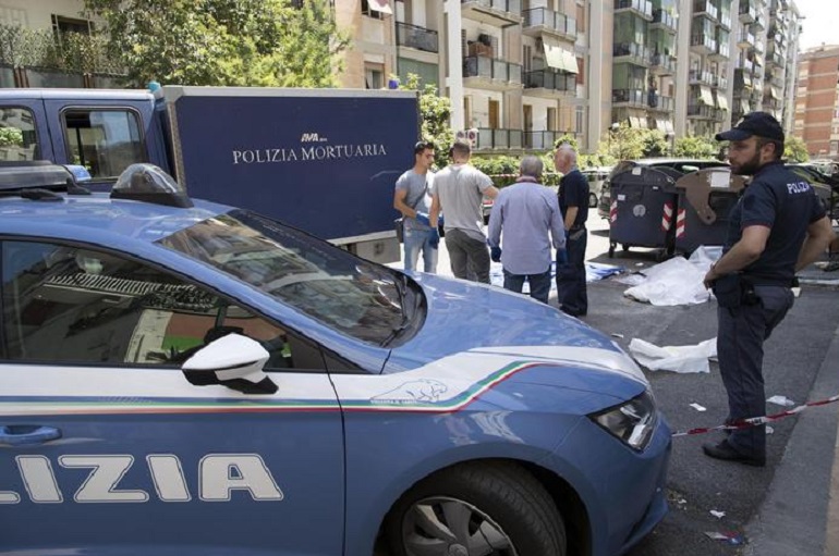 Vigevano, finanziere accoltella e uccide la moglie davanti alla figlia. Poi va in garage e si toglie la vita (foto Ansa)