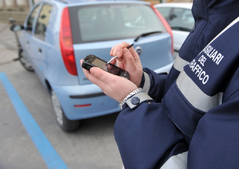 Camerano (Ancona), vigili fermano 60enne e scoprono che circolava da 40 anni senza patente (foto d'archivio Ansa)