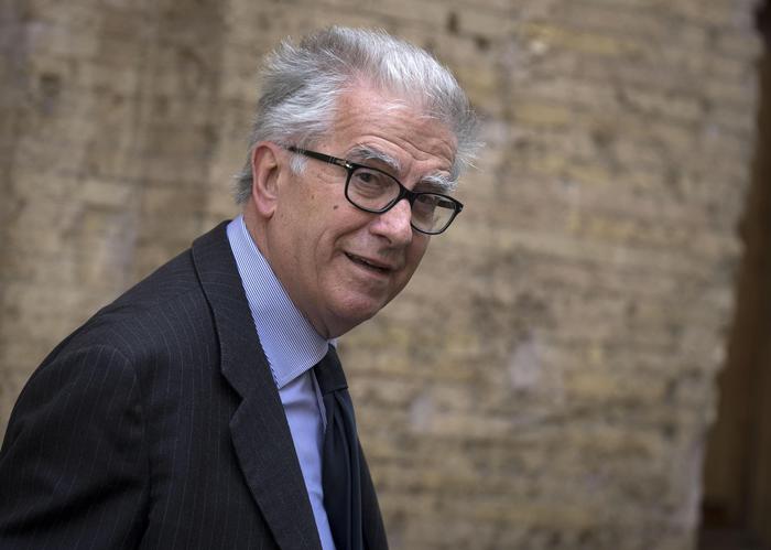 Zanda (Pd) ritira il ddl sugli stipendi dei parlamentari ma querela Di Maio