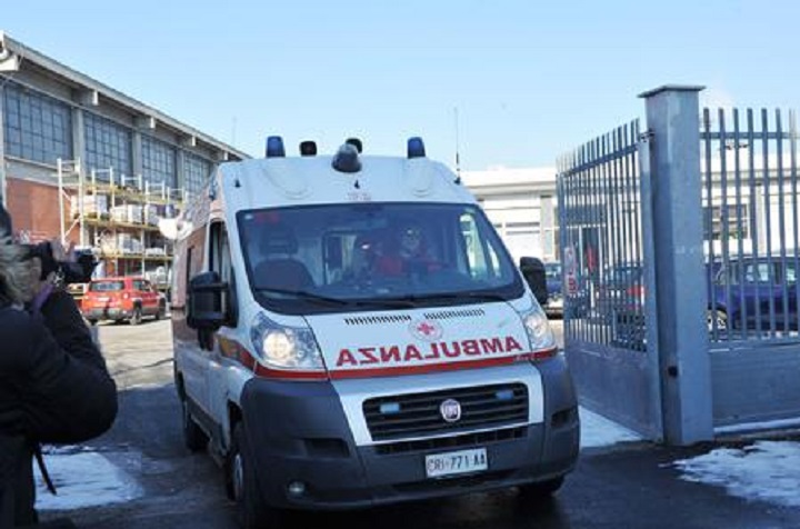 Cassinetta di Lugagnano, due ragazzi disabili cadono nel Naviglio: uno è grave, l'altro è disperso (foto Ansa)