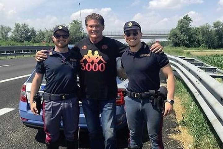 David Hasselhoff fermato dalla stradale sulla A21. Gli agenti: "Sei il nostro eroe" FOTO
