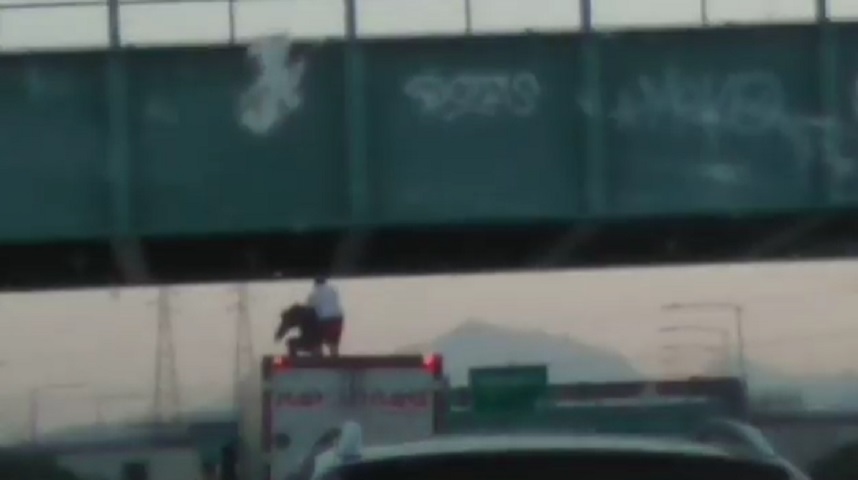 Milano, si sporge da un cavalcavia per suicidarsi: un camionista gli salva la vita VIDEO