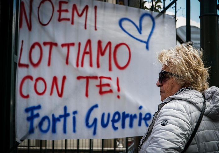 Napoli, Noemi torna a casa. La bambina è stata dimessa dall'ospedale Santobono (foto Ansa)