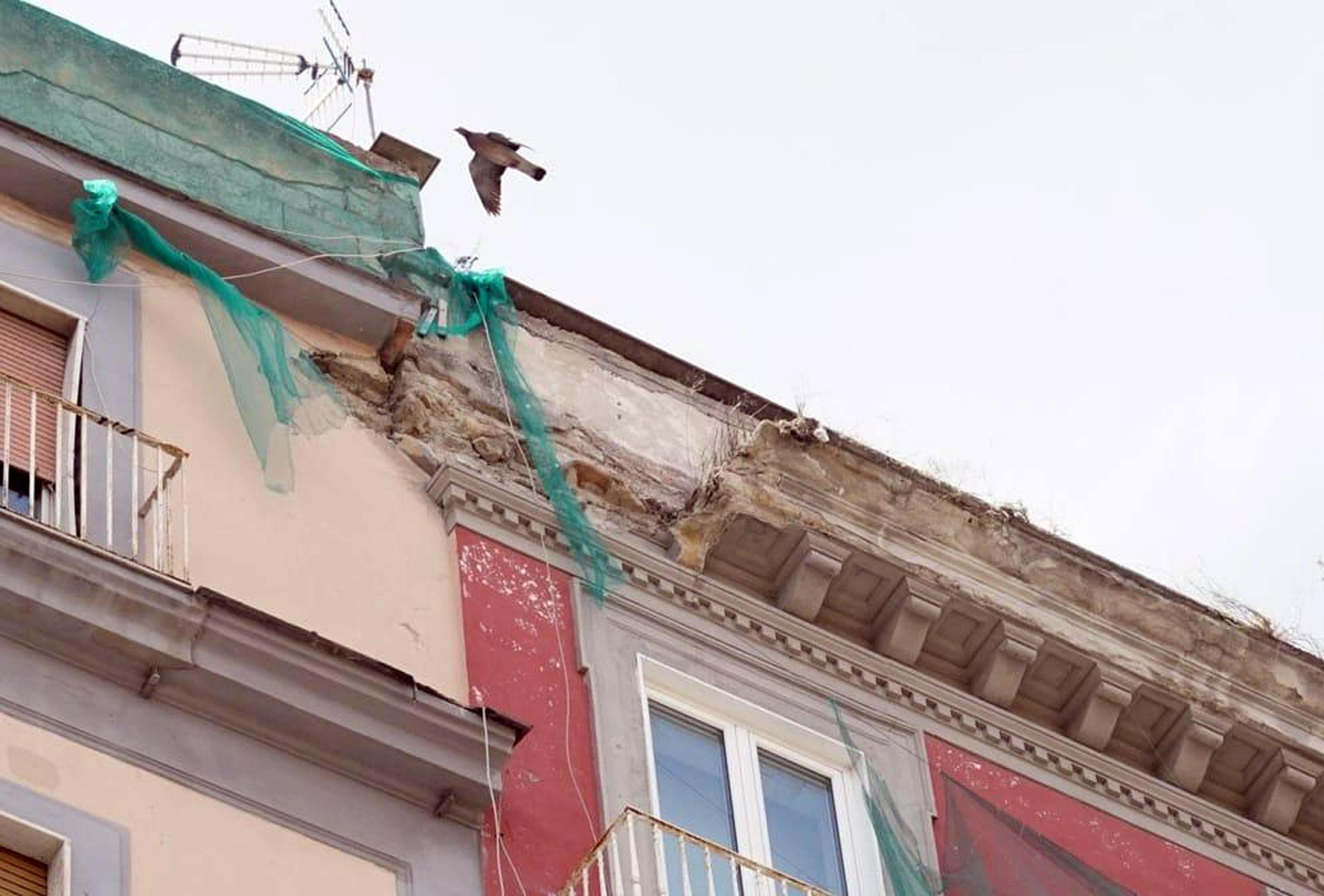 napoli crollo calcinacci