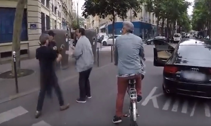 parigi auto sfreccia