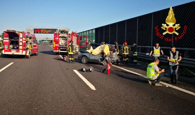 A1, scontro tra Tir e auto tra Modena Sud e Valsamoggia: morte tre donne (foto Ansa)