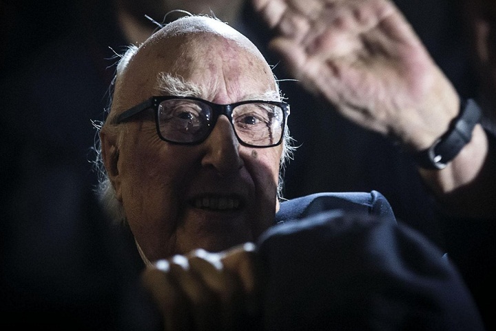 Andrea Camilleri, il bollettino: "Condizioni stazionarie ma critiche. Il paziente non è cosciente" (foto Ansa)