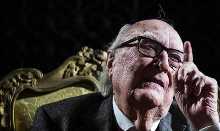 Andrea Camilleri, le condizioni restano critiche ma stabili (foto Ansa)