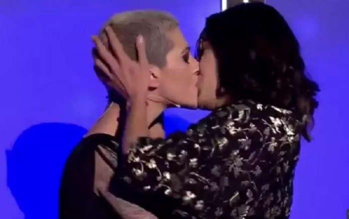 All Together Now: Antonella Lo Coco bacia la fidanzata Elisa e annuncia le nozze il 20 giugno