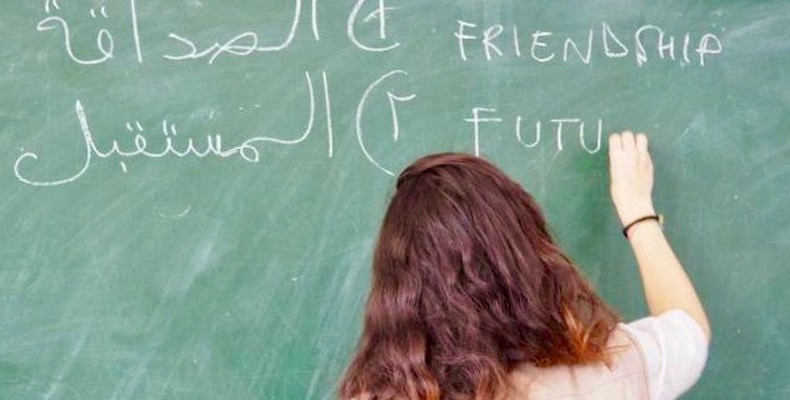 Cernusco sul Naviglio, "oggi a scuola ho imparato a scrivere il mio nome in arabo". Putiferio sulla elementare