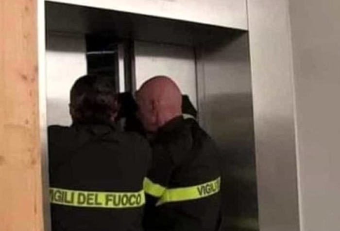Padova, bloccata in ascensore per 27 ore con 40 gradi e senza telefono: "Salva bevendo vino"