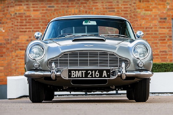 Aston Martin DB5, la macchina di James Bond finisce all'asta