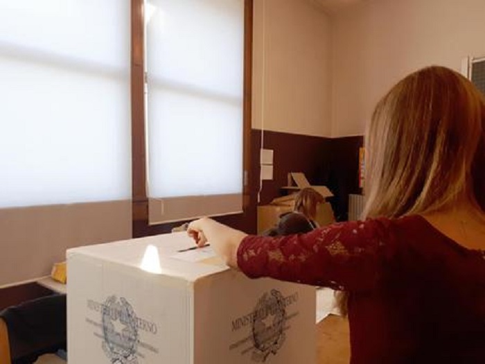 Ballottaggi comunali: M5S non vota né destra né sinistra. Prende i voti Pd e non ricambia