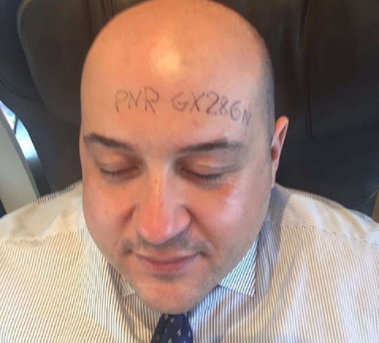 Alessandro Pipero, l'imprenditore si scrive il numero del biglietto sulla fronte per non essere svegliato dal controllore del treno (foto Ansa)