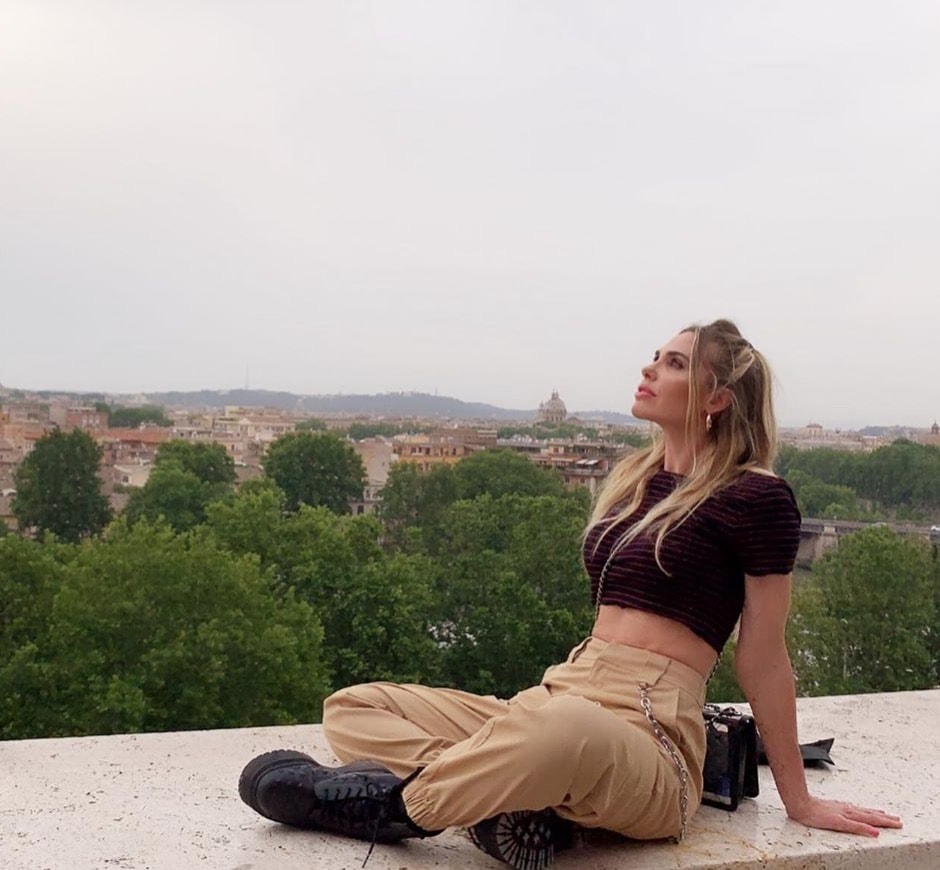 Ilary Blasi, la foto sul panorama di Roma scatena gli haters