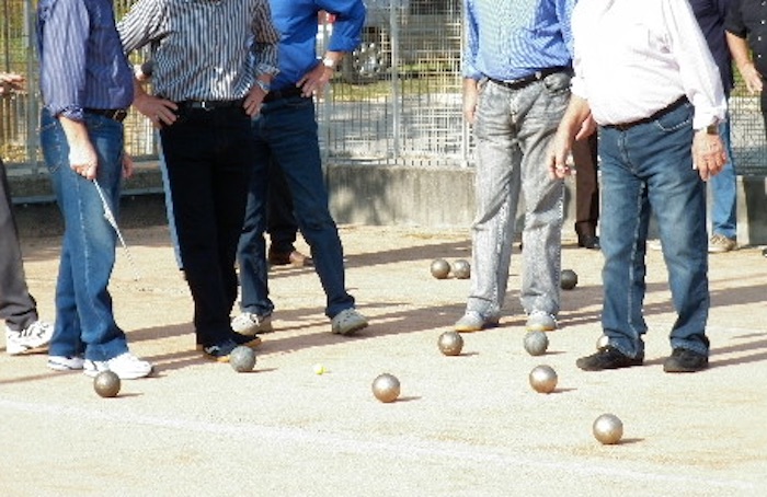 Far West alla partita di bocce: baby gang aggredisce anziani a colpi di pietre e sediate