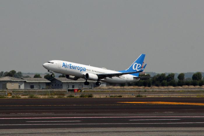 Boeing, problemi anche alle ali di 737: "Parti difettose da sostituire"